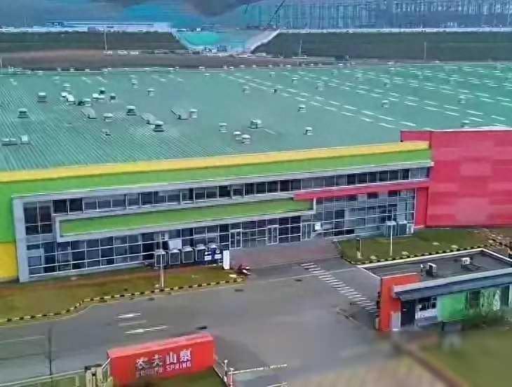 痛心！一箱又一箱农夫山泉被扔掉，网暴企业已经走入另一个极端！-淘秘副业