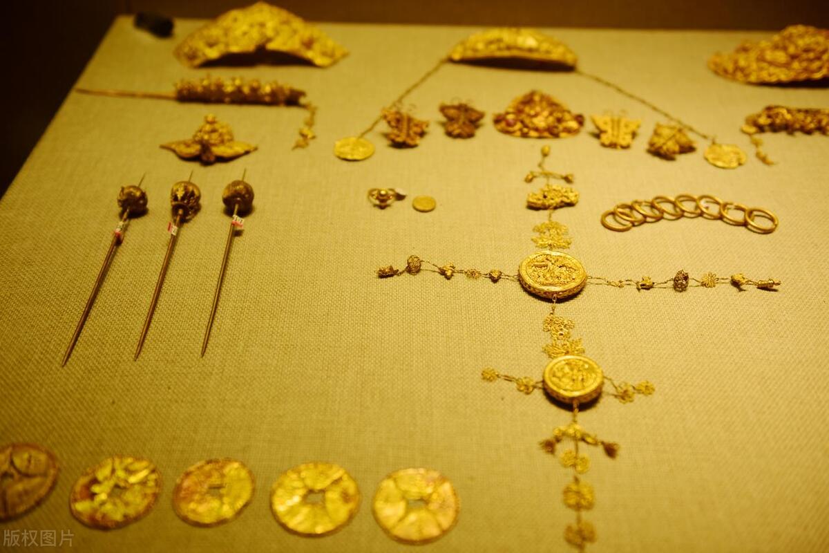 图片[3]-一夜之间，黄金变“废铁”？揭秘中国金店倒闭背后的真相！-淘秘副业